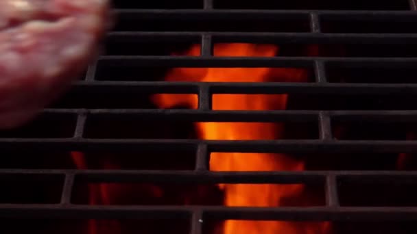 Крупним планом сире м'ясо бургер кладуть на гриль над відкритим вогнем — стокове відео
