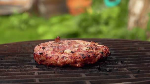 Lahodná domácí kotleta na hamburger se smaží na grilu — Stock video