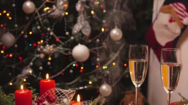 Fırında tavuk ve şampanyayla şenlikli Noel masasının manzarası.