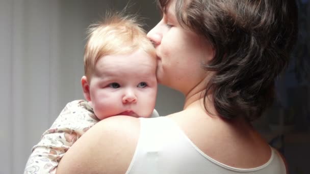 Mor kysser och kramar ömt sitt söta lilla barn — Stockvideo