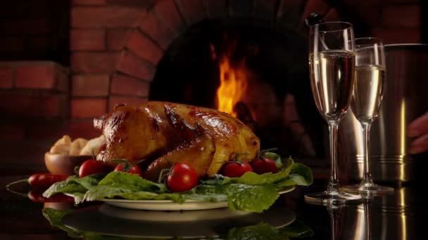 Тарелка с вкусной курицей на столе рядом с бокалами с белым вином — стоковое видео