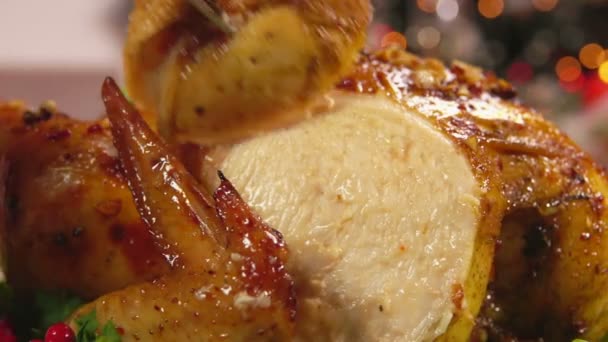 Super primo piano di pollo al forno sullo sfondo dell'albero di Natale — Video Stock