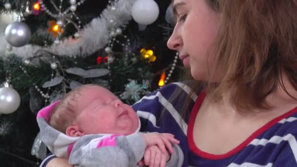 Мама тримає новонароджену дитину на руках. — стокове відео