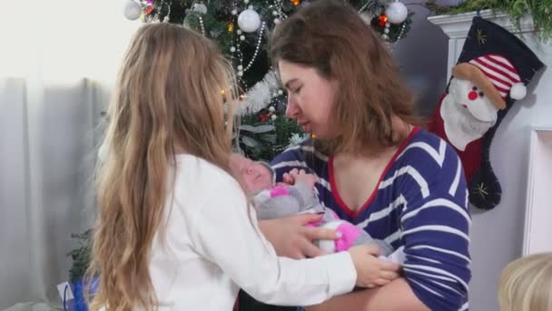 Madre y sus hijas en pijama bajo el árbol de Navidad — Vídeo de stock