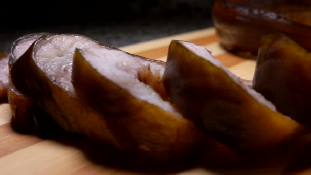 Nahaufnahme der appetitlich geräucherten Aalscheiben auf einem Holzbrett — Stockvideo