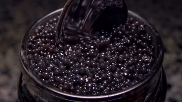 Super primer plano de caviar negro tomado del tazón de cristal — Vídeo de stock