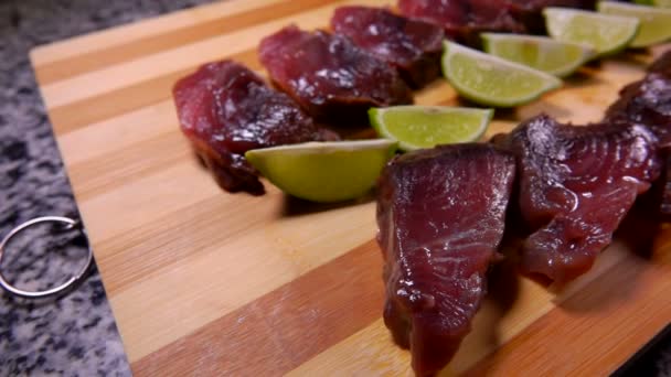 Panorama syrových tuňákových steaků ležících na dřevěné desce — Stock video