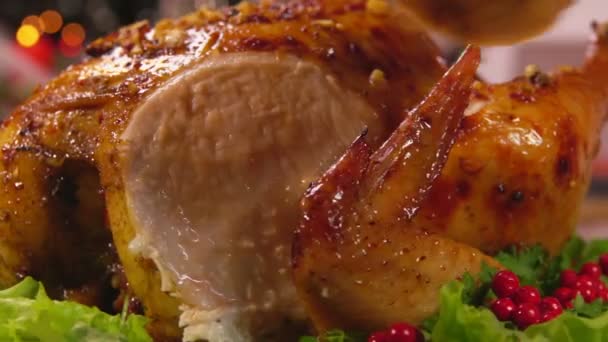 Pedazo de pollo se lleva con tenedor en el fondo del árbol de Navidad — Vídeos de Stock