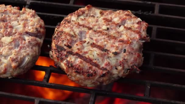 Super close-up panorama of the tasty homemade burger cutlets — Stock Video