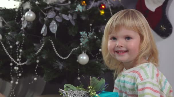 圣诞节早上，穿着睡衣的可爱的小女孩拿着礼品盒 — 图库视频影像