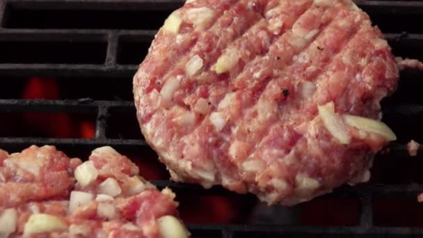 Tăieturile delicioase de burger de casă din carne și ceapă sunt prăjite pe grătar — Videoclip de stoc