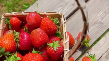 Masanın üzerinde büyük çilekler olan sepetin manzarası.