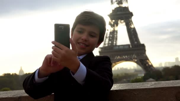 A cheerful teenage boy is taking a photo on the phone — Stok Video