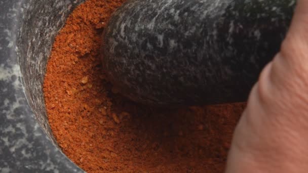 Close-up do pilão moagem uma mistura de especiarias, pimentas e sal marinho — Vídeo de Stock