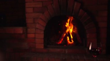 Fırında tavuk tabağı ateşin arka planındaki cam masaya konur.