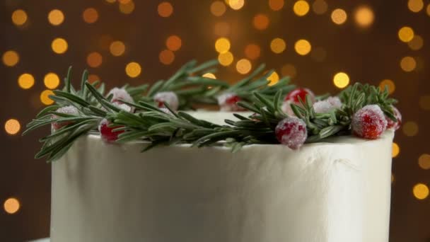 Panorama du gâteau à la crème blanche de Noël avec canneberges et couronne de romarin — Video