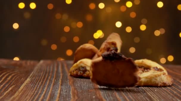 Weihnachtsplätzchen cucidati fallen auf die Holzoberfläche — Stockvideo