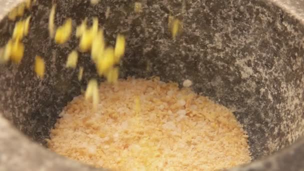 돌 모르타르에 떨어지는 레몬 조각의 근접 사진 — 비디오