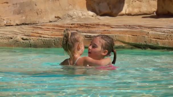 Due sorelle stanno giocando in piscina. — Video Stock