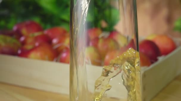 Du jus de pomme frais et sucré est versé dans la grande cruche en verre — Video