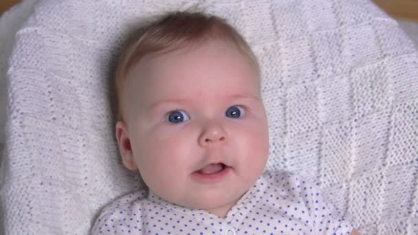 Glad söt blåögd bebis ler och tittar på kameran — Stockvideo