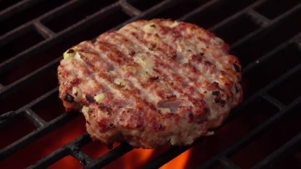 Apetyczny kotlet mięsny domowej roboty burger piecze się na grillu — Wideo stockowe