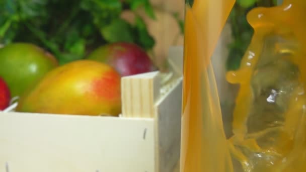 Primer plano del jugo de mango fresco vertido en una jarra — Vídeo de stock