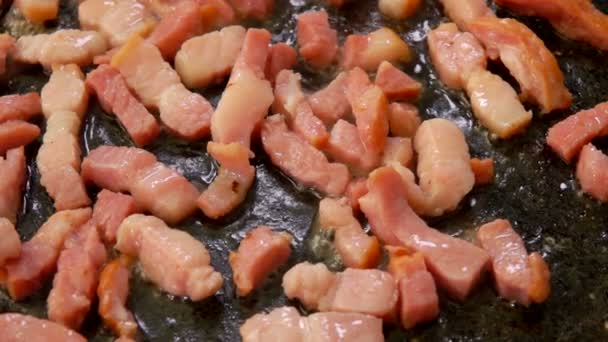 La pancetta tritata e affumicata viene arrostita sulla superficie della griglia piana — Video Stock