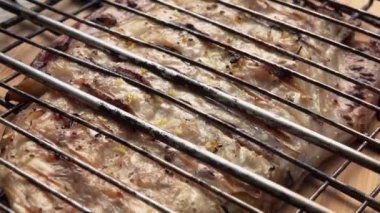 Arka planda lezzetli beyaz uskumru balığıyla ızgara ızgara.