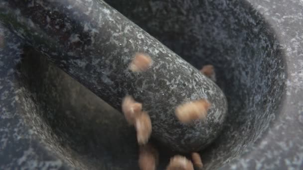 Grandes trozos de azúcar morena dulce están cayendo en el mortero de piedra gris — Vídeo de stock
