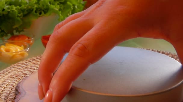 Panorama dari tangan mengambil bentuk menekan untuk membuat irisan daging cincang — Stok Video