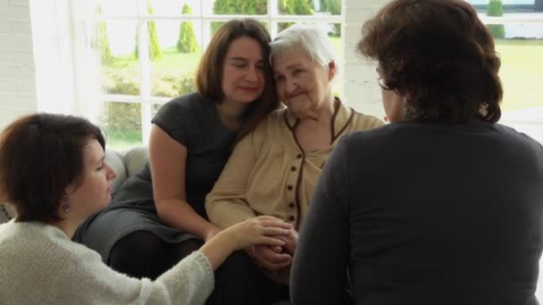 Yaşlı beyaz saçlı kadın kızı ve torunlarıyla oturuyor. — Stok video