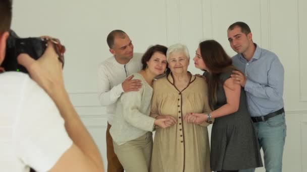 Fotograf fotografuje starszą kobietę ze swoimi wnukami — Wideo stockowe