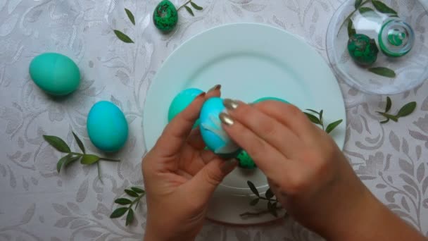 Kobiece dłonie zdobią zielone wielkanocne jajka folią z wizerunkiem ptaka — Wideo stockowe