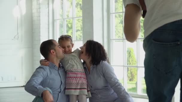 Fotograf robi zdjęcia pięknej rodzinie z małą córeczką. — Wideo stockowe