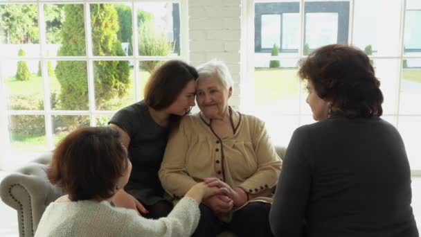 La famiglia multigenerazionale gode della convivenza — Video Stock