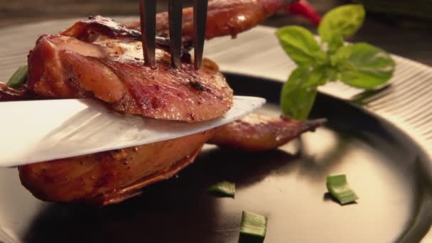 Pandangan dekat pisau memotong sepotong burung puyuh goreng lezat — Stok Video