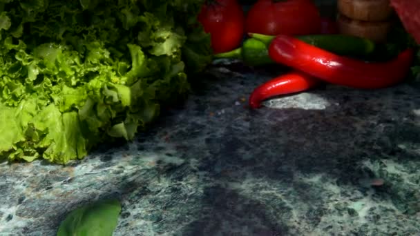 Filete crudo está cayendo en una mesa de piedra en el fondo de las verduras al aire libre — Vídeos de Stock