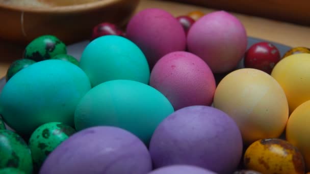 Panorama de close-up de ovos de galinha e codorniz de Páscoa multicoloridos em uma placa cinza — Vídeo de Stock