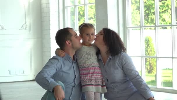 Fotograf robi zdjęcia rodziców całujących ich cute little girl — Wideo stockowe