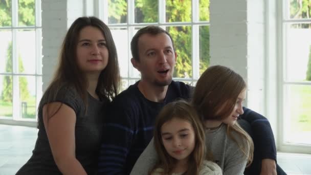 Szczęśliwa rodzina z dwójką rodzeństwa dziewczyny jest pozowanie do fotografa — Wideo stockowe