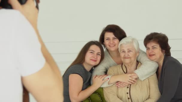Fotograf fotografuje starszą kobietę z wnuczkami. — Wideo stockowe