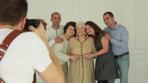 Wielopokoleniowa rodzina cieszy się razem i pozuje dla fotografa — Wideo stockowe