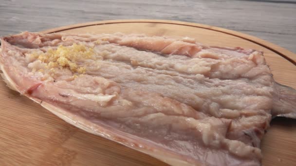 Смесь лимонной цедры, морской соли и коричневого сахара падает на рыбу макрель — стоковое видео