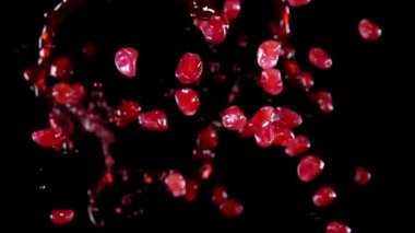 Taze nar taneleri kırmızı meyve suyuyla sıçrıyor.