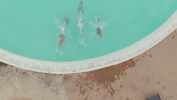 Tres niños están buceando en la piscina redonda — Vídeos de Stock