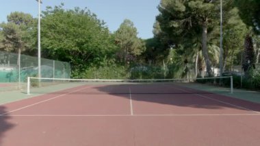 Boş bir tenis sahası üzerinde hava uçuşu maç için hazır.