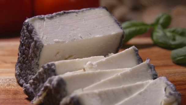 Panorama de brânză delicioasă de capră moale cu mucegai gri tăiat pe bucăți triunghiulare — Videoclip de stoc