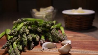 İçinde peynir sosu olan yeşil kuşkonmaz panoraması.