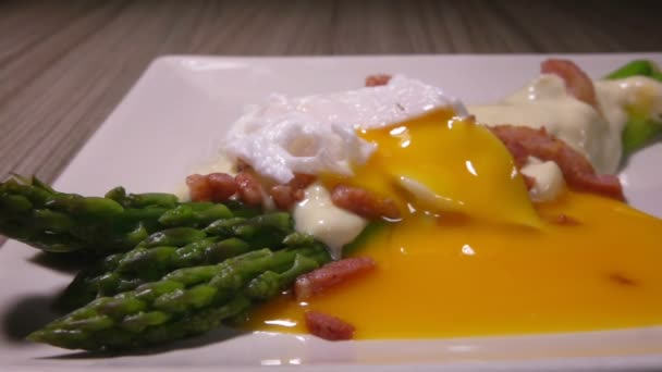 Bylinky padají na vařené vejce umístěné na zeleném chřestu se sýrovou omáčkou — Stock video